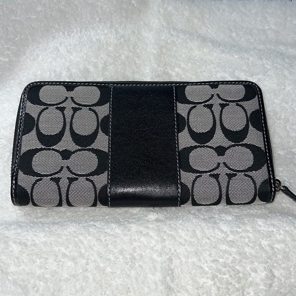 NWT Coach Credit Card Wallet. - Picture 3 of 6